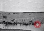 Immagine di Stati Uniti Esercito 8° reggimento di cavalleria acqua i loro cavalli dopo manovre Marfa Texas USA, 1923, secondo 52 filmato di repertorio 65675036447