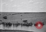 Immagine di Stati Uniti Esercito 8° reggimento di cavalleria acqua i loro cavalli dopo manovre Marfa Texas USA, 1923, secondo 56 filmato di repertorio 65675036447