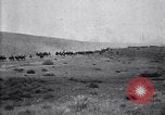 Immagine di Stati Uniti Esercito di unità di cavalleria ritorno alla base dopo le manovre in Marfa Texas Marfa Texas USA, 1923, secondo 44 filmato di repertorio 65675036448