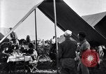 Image US Army 1re Division de cavalerie manger à l'agent des officiers du champ mes Marfa Texas USA, 1923, de la seconde 32 séquences d'archives historiques vidéo 65675036449