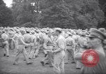 Immagine di Party in giardino per soldati statunitensi Washington DC USA, 1942, secondo 49 filmato di repertorio 65675036462