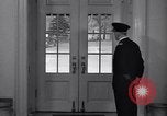 Standbild drücken Sie am Weißen Haus West Wing Washington DC USA, 1937, aus Sekunde 13 historischem Filmmaterial Videoclip 65675036474
