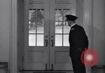 Standbild drücken Sie am Weißen Haus West Wing Washington DC USA, 1937, aus Sekunde 14 historischem Filmmaterial Videoclip 65675036474