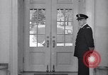 Standbild drücken Sie am Weißen Haus West Wing Washington DC USA, 1937, aus Sekunde 18 historischem Filmmaterial Videoclip 65675036474