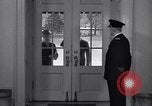 Standbild drücken Sie am Weißen Haus West Wing Washington DC USA, 1937, aus Sekunde 27 historischem Filmmaterial Videoclip 65675036474