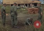 Image 1re Division de cavalerie aérienne soldats Ankhe Sud Vietnam, 1966, de la seconde 9 séquences d'archives historiques vidéo 65675036496