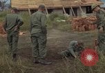 Image 1re Division de cavalerie aérienne soldats Ankhe Sud Vietnam, 1966, de la seconde 10 séquences d'archives historiques vidéo 65675036496