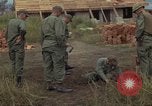 Image 1re Division de cavalerie aérienne soldats Ankhe Sud Vietnam, 1966, de la seconde 11 séquences d'archives historiques vidéo 65675036496