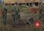 Image 1re Division de cavalerie aérienne soldats Ankhe Sud Vietnam, 1966, de la seconde 12 séquences d'archives historiques vidéo 65675036496