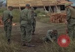 Image 1re Division de cavalerie aérienne soldats Ankhe Sud Vietnam, 1966, de la seconde 13 séquences d'archives historiques vidéo 65675036496