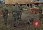 Image 1re Division de cavalerie aérienne soldats Ankhe Sud Vietnam, 1966, de la seconde 14 séquences d'archives historiques vidéo 65675036496