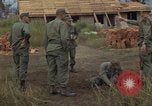 Image 1re Division de cavalerie aérienne soldats Ankhe Sud Vietnam, 1966, de la seconde 15 séquences d'archives historiques vidéo 65675036496
