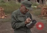Image 1re Division de cavalerie aérienne soldats Ankhe Sud Vietnam, 1966, de la seconde 31 séquences d'archives historiques vidéo 65675036496