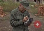 Image 1re Division de cavalerie aérienne soldats Ankhe Sud Vietnam, 1966, de la seconde 32 séquences d'archives historiques vidéo 65675036496