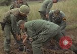 Image 1re Division de cavalerie aérienne soldats Ankhe Sud Vietnam, 1966, de la seconde 33 séquences d'archives historiques vidéo 65675036496