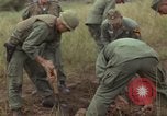 Image 1re Division de cavalerie aérienne soldats Ankhe Sud Vietnam, 1966, de la seconde 34 séquences d'archives historiques vidéo 65675036496