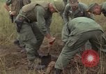 Image 1re Division de cavalerie aérienne soldats Ankhe Sud Vietnam, 1966, de la seconde 35 séquences d'archives historiques vidéo 65675036496