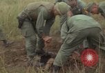 Image 1re Division de cavalerie aérienne soldats Ankhe Sud Vietnam, 1966, de la seconde 36 séquences d'archives historiques vidéo 65675036496