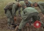 Image 1re Division de cavalerie aérienne soldats Ankhe Sud Vietnam, 1966, de la seconde 37 séquences d'archives historiques vidéo 65675036496