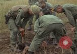 Image 1re Division de cavalerie aérienne soldats Ankhe Sud Vietnam, 1966, de la seconde 38 séquences d'archives historiques vidéo 65675036496