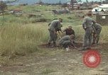 Image 1re Division de cavalerie aérienne soldats Ankhe Sud Vietnam, 1966, de la seconde 45 séquences d'archives historiques vidéo 65675036496
