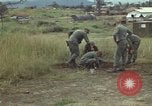Image 1re Division de cavalerie aérienne soldats Ankhe Sud Vietnam, 1966, de la seconde 46 séquences d'archives historiques vidéo 65675036496