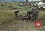 Image 1re Division de cavalerie aérienne soldats Ankhe Sud Vietnam, 1966, de la seconde 48 séquences d'archives historiques vidéo 65675036496