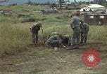 Image 1re Division de cavalerie aérienne soldats Ankhe Sud Vietnam, 1966, de la seconde 49 séquences d'archives historiques vidéo 65675036496