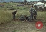 Image 1re Division de cavalerie aérienne soldats Ankhe Sud Vietnam, 1966, de la seconde 50 séquences d'archives historiques vidéo 65675036496