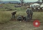 Image 1re Division de cavalerie aérienne soldats Ankhe Sud Vietnam, 1966, de la seconde 51 séquences d'archives historiques vidéo 65675036496