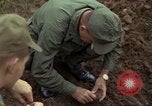 Image 1re Division de cavalerie aérienne soldats Ankhe Sud Vietnam, 1966, de la seconde 57 séquences d'archives historiques vidéo 65675036496