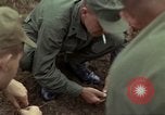 Image 1re Division de cavalerie aérienne soldats Ankhe Sud Vietnam, 1966, de la seconde 58 séquences d'archives historiques vidéo 65675036496