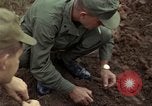 Image 1re Division de cavalerie aérienne soldats Ankhe Sud Vietnam, 1966, de la seconde 59 séquences d'archives historiques vidéo 65675036496