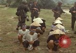 Image le Viet Cong suspects Ankhe Sud Vietnam, 1966, de la seconde 5 séquences d'archives historiques vidéo 65675036498