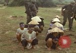 Image le Viet Cong suspects Ankhe Sud Vietnam, 1966, de la seconde 6 séquences d'archives historiques vidéo 65675036498