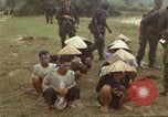 Image le Viet Cong suspects Ankhe Sud Vietnam, 1966, de la seconde 7 séquences d'archives historiques vidéo 65675036498
