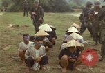 Image le Viet Cong suspects Ankhe Sud Vietnam, 1966, de la seconde 8 séquences d'archives historiques vidéo 65675036498