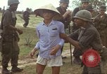 Image le Viet Cong suspects Ankhe Sud Vietnam, 1966, de la seconde 12 séquences d'archives historiques vidéo 65675036498