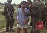 Image le Viet Cong suspects Ankhe Sud Vietnam, 1966, de la seconde 13 séquences d'archives historiques vidéo 65675036498