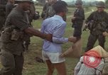Image le Viet Cong suspects Ankhe Sud Vietnam, 1966, de la seconde 17 séquences d'archives historiques vidéo 65675036498