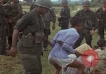 Image le Viet Cong suspects Ankhe Sud Vietnam, 1966, de la seconde 18 séquences d'archives historiques vidéo 65675036498