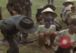 Image le Viet Cong suspects Ankhe Sud Vietnam, 1966, de la seconde 22 séquences d'archives historiques vidéo 65675036498