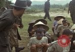 Image le Viet Cong suspects Ankhe Sud Vietnam, 1966, de la seconde 23 séquences d'archives historiques vidéo 65675036498