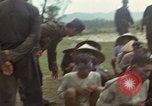 Image le Viet Cong suspects Ankhe Sud Vietnam, 1966, de la seconde 24 séquences d'archives historiques vidéo 65675036498