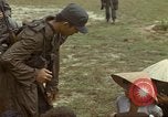 Image le Viet Cong suspects Ankhe Sud Vietnam, 1966, de la seconde 28 séquences d'archives historiques vidéo 65675036498