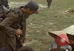 Image le Viet Cong suspects Ankhe Sud Vietnam, 1966, de la seconde 29 séquences d'archives historiques vidéo 65675036498