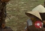 Image le Viet Cong suspects Ankhe Sud Vietnam, 1966, de la seconde 33 séquences d'archives historiques vidéo 65675036498