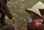 Image le Viet Cong suspects Ankhe Sud Vietnam, 1966, de la seconde 34 séquences d'archives historiques vidéo 65675036498