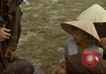 Image le Viet Cong suspects Ankhe Sud Vietnam, 1966, de la seconde 35 séquences d'archives historiques vidéo 65675036498