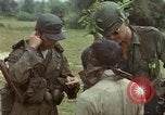 Image le Viet Cong suspects Ankhe Sud Vietnam, 1966, de la seconde 43 séquences d'archives historiques vidéo 65675036498